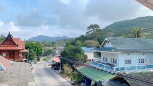 涛岛Amazing Inn Koh Tao的享有城镇建筑和街道的景色