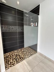 ChampholMaison privative 6 chambres的浴室设有黑色和金色瓷砖淋浴。