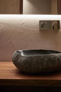 圣杰内肖阿泰西诺Saltus的浴室内一个位于台面的石水槽