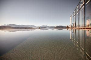 圣杰内肖阿泰西诺Saltus的湖上一座玻璃建筑,倒影