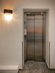 蒂米什瓦拉Hotel Neon的墙上有灯的建筑物内的电梯