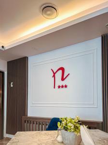 蒂米什瓦拉Hotel Neon的白色的墙壁上带有红色的标志