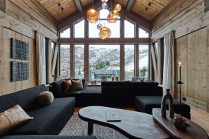 斯特兰达Chalet Strandafjellet的带沙发和大窗户的客厅