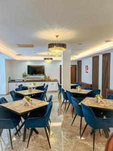 蒂米什瓦拉Hotel Neon的一间配备有桌子和蓝色椅子的用餐室