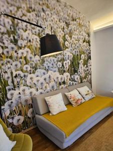 格拉茨Yellow Flat by GrazRentals with best location & free parking的带沙发和花壁画的客厅