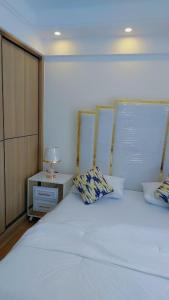 MutomoLuxury Apartment Lavington的卧室配有一张白色的大床和床头柜。