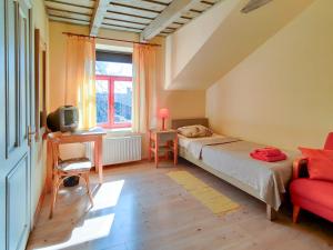 文茨皮尔斯莱比洛基的一间小卧室,配有床和窗户