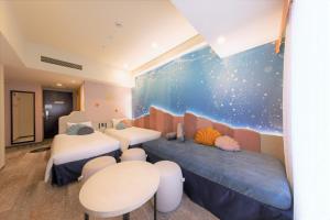 大阪京阪环球塔酒店的儿童间设有两张床和空间壁画