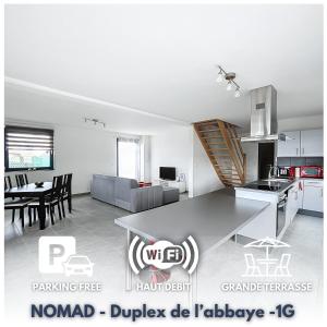 NOMAD APARTMENTS - Duplex de l'abbaye的房屋内的现代化厨房和客厅