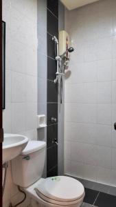 公主港CECILIAS INN的一间带卫生间和水槽的浴室