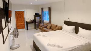 涛岛Amazing Inn Koh Tao的一间卧室设有一张床和一间客厅。