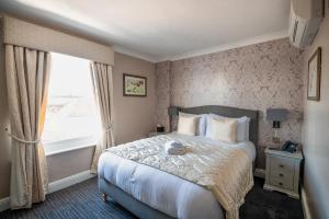 梅登黑德Thames Riviera Hotel, Sure Hotel Collection by Best Western的一间卧室设有一张大床和一个窗户。