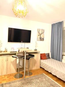 汉诺威Welcome to Messe! Two-bedroom SmartApartment &Balcony的客厅配有桌子和沙发