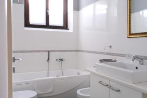 切尔诺比奥Cà di Strii的白色的浴室设有水槽和卫生间。