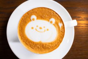 MimaPAYSAGE MORIGUCHI的一杯咖啡,面带微笑的脸