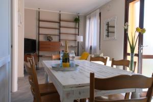 切尔诺比奥Cà di Strii的用餐室以及带桌椅的起居室。