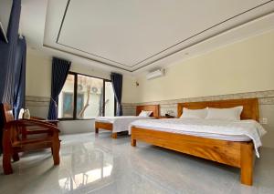 波来古市Chí Thanh Homestay的一间大卧室,配有两张床和椅子