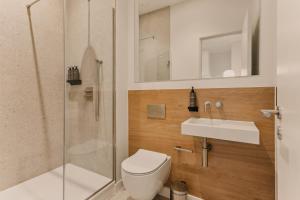伦敦The Marloes的带淋浴、卫生间和盥洗盆的浴室