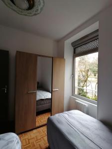 维耶尔宗Appartement-Vierzon-centre的一间卧室设有一张床和一个大窗户