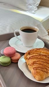 阿拉木图Отель ЭРА的一杯咖啡和盘子,配上糕点和饼干
