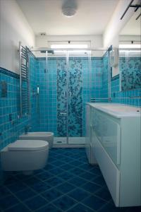 圣安吉洛Fountain House Sorrento的蓝色瓷砖浴室设有卫生间和淋浴。