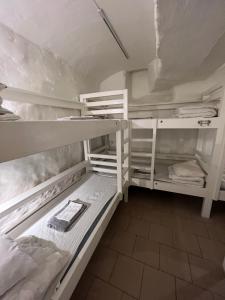 斯德哥尔摩达拉加谭旅馆的一间客房内配有两张双层床的房间