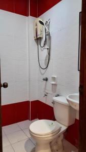公主港CECILIAS INN的带淋浴、卫生间和盥洗盆的浴室
