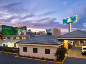 拉斯维加斯Days Inn by Wyndham Las Vegas Airport Near the Strip的城市前有标志的加油站