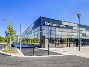 奥利Mercure Paris Orly Airport的一座大型玻璃建筑,拥有卓越的品质