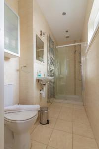 都柏林GuestReady - A charming place near Golf Centre的浴室配有卫生间、盥洗盆和淋浴。