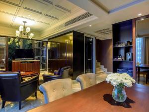 曼谷美憬阁曼谷缪斯廊双酒店的一间带桌椅和花瓶的用餐室