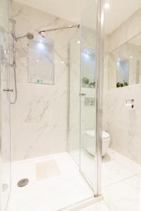 马拉海德GuestReady - Impressionante 2BR Flat com Vista Terraço e Mar的带淋浴和卫生间的白色浴室