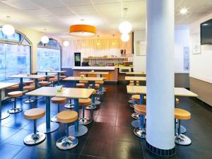 布鲁瓦布卢瓦中心宜必思快捷酒店的自助餐厅内带桌子和凳子的餐厅