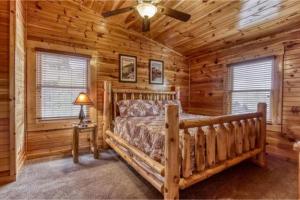 加特林堡Dreams Come True With This Luxury Cabin!的小木屋内一间卧室,配有一张床