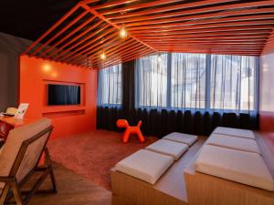 科尔马科尔马中心诺富特酒店的客房设有1张床、1张桌子和1台电视。