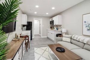 汉诺瓦Modern Duplex, Centrally Located!的一间带白色沙发的客厅和一间厨房