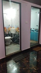KumtaVT beach home leaf的客房内设有带水槽和卫生间的浴室