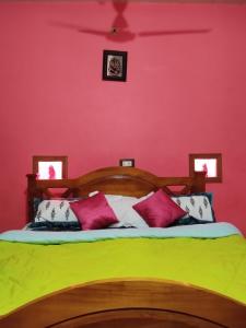 KumtaVT beach home leaf的一间卧室配有一张带色彩缤纷枕头的大床