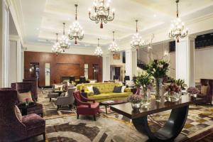 里加里加凯宾斯基大酒店的酒店大堂设有黄色的沙发和椅子