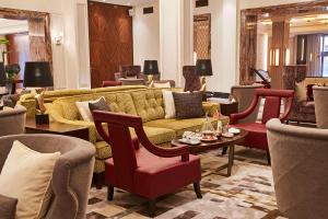 里加里加凯宾斯基大酒店的带沙发和桌椅的客厅
