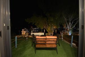马尔马里斯TRAKHEİA OTEL的庭院的景色,晚上设有长凳