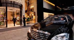 银川银川凯宾斯基饭店的停在大楼前的一辆黑色汽车