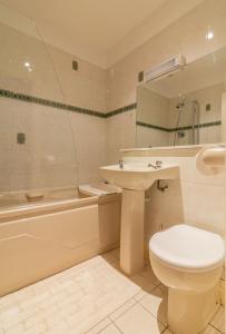 都柏林GuestReady - Castle Proximity and Modern Charm的浴室配有卫生间、盥洗盆和浴缸。