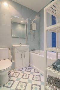 都柏林GuestReady - Coastal Charm near Sandymount Beach的浴室配有卫生间、盥洗盆和淋浴。