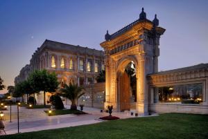 伊斯坦布尔伊斯坦布尔塞拉宫凯宾斯基酒店的前面有拱门的大建筑