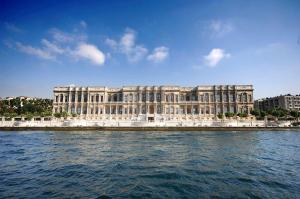 伊斯坦布尔伊斯坦布尔塞拉宫凯宾斯基酒店的一座大楼,位于水面上,在一座楼前