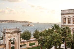 伊斯坦布尔伊斯坦布尔塞拉宫凯宾斯基酒店的建筑物前的水中船只