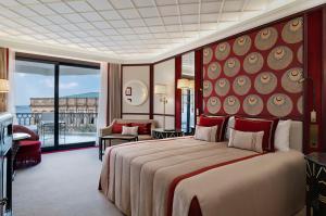 伊斯坦布尔伊斯坦布尔塞拉宫凯宾斯基酒店的酒店客房设有一张大床和一个阳台。