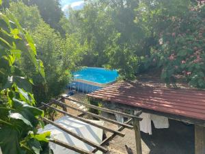 CellesSpacious holiday home with pool in pretty village的花园内的游泳池,设有木甲板