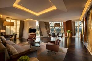 怀柔北京日出东方凯宾斯基酒店的客厅配有沙发、椅子和桌子